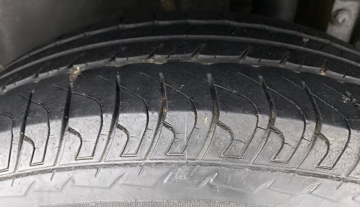 2014 Maruti Swift VXI D, Petrol, Manual, 28,379 km, Left Rear Tyre Tread