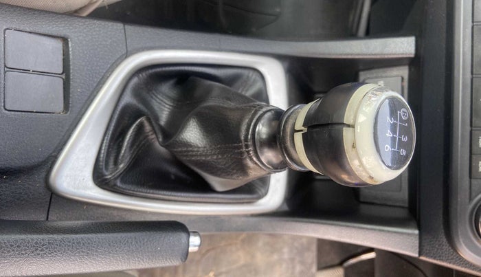 2014 Toyota Corolla Altis G, Petrol, Manual, 68,409 km, Gear lever - Knob has minor damage