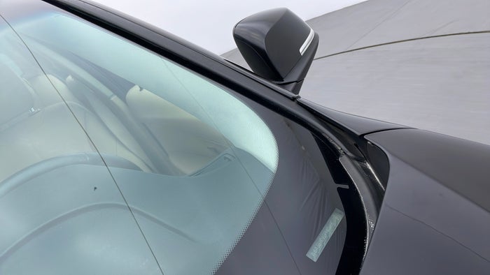 BMW 320I-Windshield Front Beading Missing/Broken