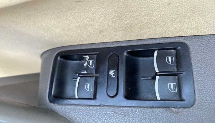 2013 Volkswagen Vento COMFORTLINE MT PETROL, Petrol, Manual, 80,936 km, Right front window switch / handle - Minor damage