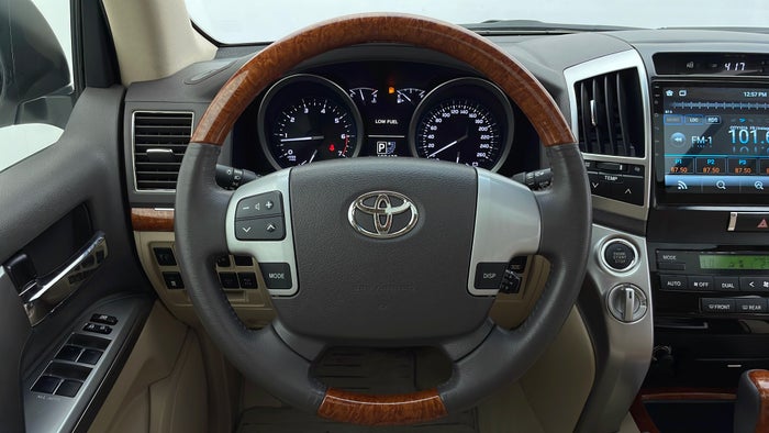 TOYOTA LAND CRUISER-Steering Wheel Close-up
