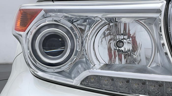 TOYOTA LAND CRUISER-Head Light RHS Scratch