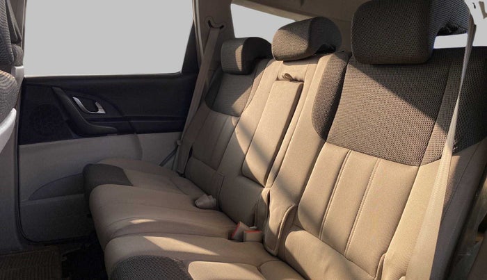 2016 Mahindra XUV500 W6 4X2, Diesel, Manual, 60,390 km, Right Side Rear Door Cabin