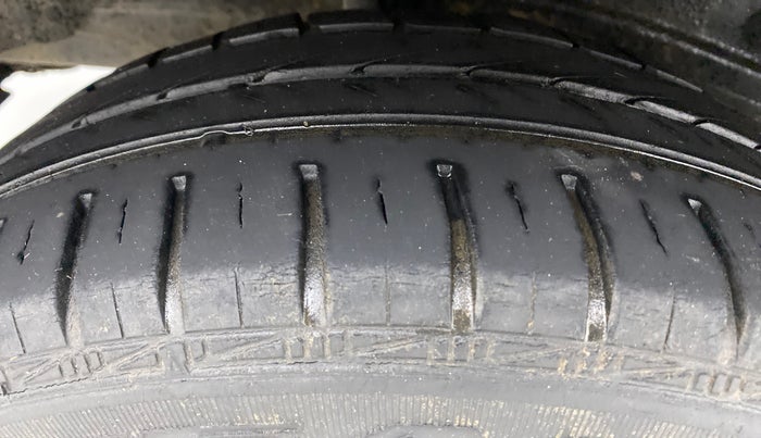 2015 Toyota Etios Liva G, Petrol, Manual, 41,398 km, Right Rear Tyre Tread