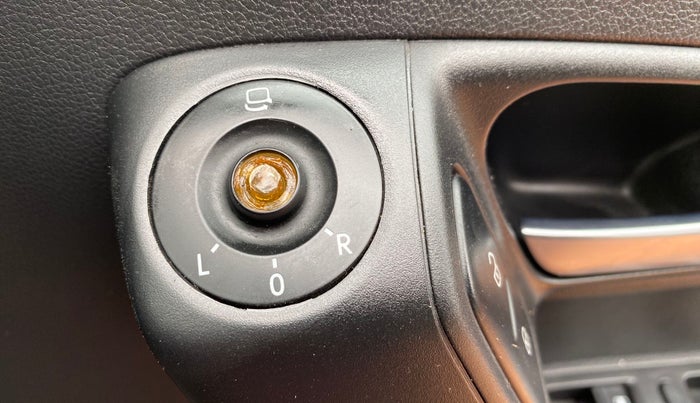 2018 Volkswagen Polo HIGH LINE PLUS 1.0, Petrol, Manual, 41,726 km, Left rear-view mirror - ORVM switch has minor damage