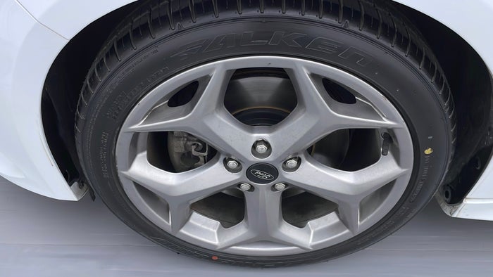 FORD FOCUS-Alloy Wheel LHS Front Scratch