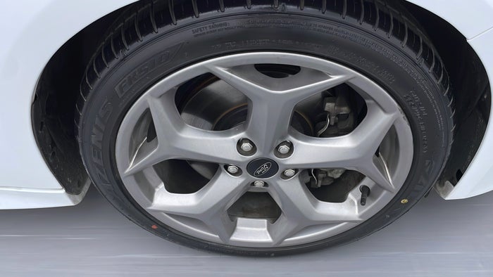 FORD FOCUS-Alloy Wheel RHS Front Scratch