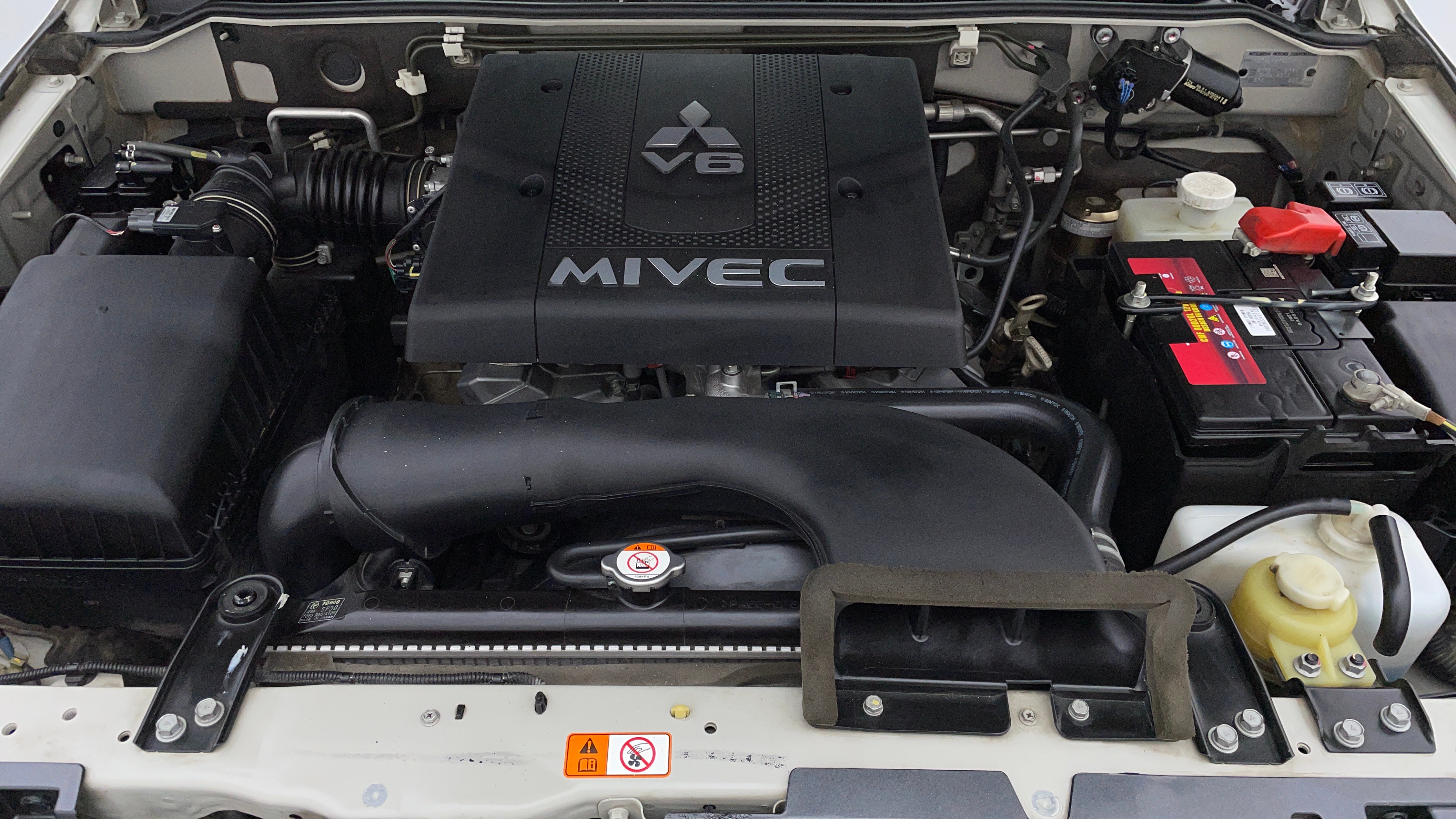 Mitsubishi Pajero-Engine Bonet View