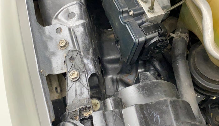 2018 Maruti Vitara Brezza ZDI, Diesel, Manual, 90,675 km, Right headlight - Clamp has minor damage