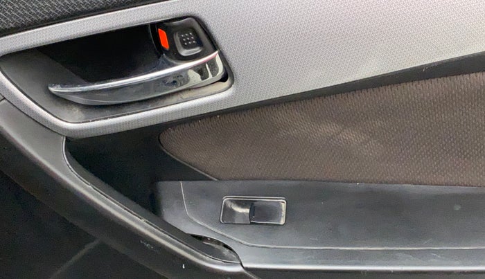 2018 Maruti Vitara Brezza ZDI, Diesel, Manual, 90,675 km, Right rear window switch / handle - Minor damage