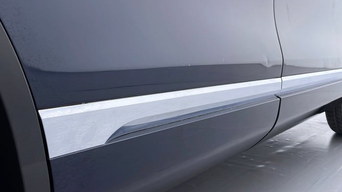 VOLKSWAGEN TOUAREG-Door Exterior RHS Rear Scratch