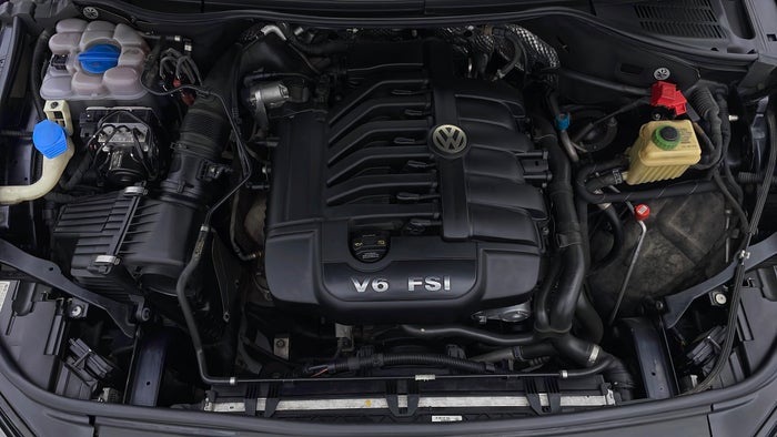 VOLKSWAGEN TOUAREG-Engine Bonet View