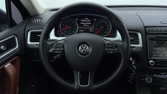 VOLKSWAGEN TOUAREG-Steering Wheel Close-up