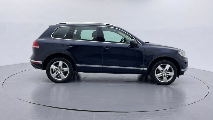 VOLKSWAGEN TOUAREG-Right Side View