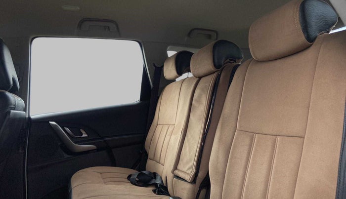 2019 Mahindra XUV500 W7 FWD, Diesel, Manual, 53,290 km, Right Side Rear Door Cabin