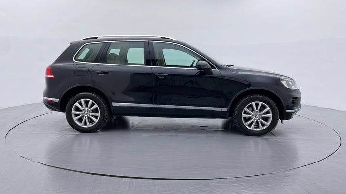 VOLKSWAGEN TOUAREG-Right Side View