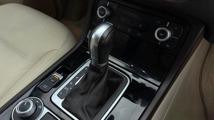 VOLKSWAGEN TOUAREG-Gear lever Knob Scratch