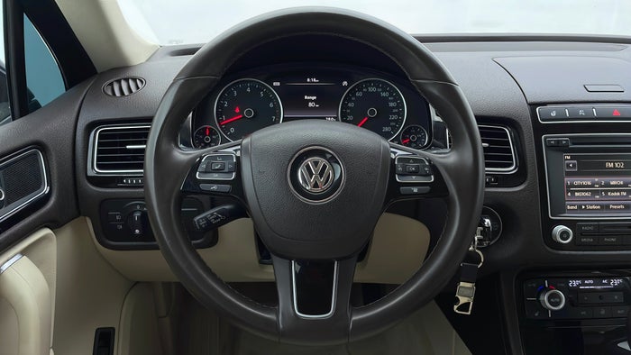 VOLKSWAGEN TOUAREG-Steering Wheel Close-up