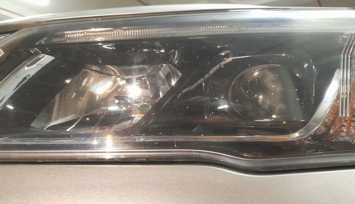 2019 Mahindra XUV300 W8(O), Diesel, Manual, 58,441 km, Left headlight - Minor scratches