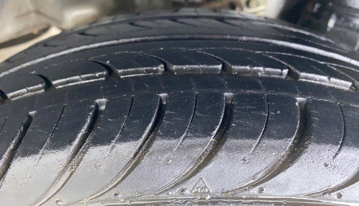 2014 Hyundai Eon MAGNA PLUS, Petrol, Manual, 27,576 km, Left Rear Tyre Tread