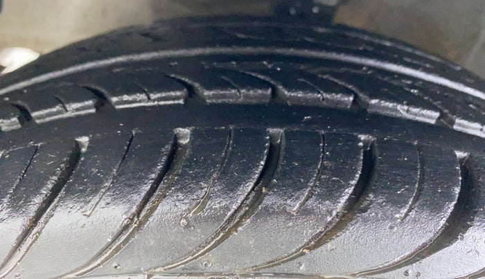 2014 Hyundai Eon MAGNA PLUS, Petrol, Manual, 27,576 km, Left Front Tyre Tread