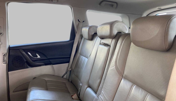 2015 Mahindra XUV500 W10 FWD, Diesel, Manual, Right Side Rear Door Cabin