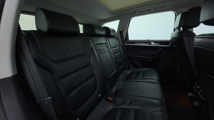 VOLKSWAGEN TOUAREG-Right Side Door Cabin View