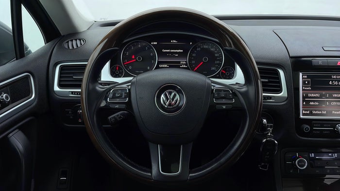 VOLKSWAGEN TOUAREG-Steering Wheel Close-up