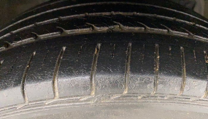 2018 Maruti Ciaz ALPHA 1.5 SHVS PETROL, Petrol, Manual, 53,019 km, Right Front Tyre Tread