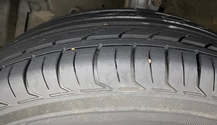 2017 Maruti Swift VXI D, Petrol, Manual, 54,636 km, Left Front Tyre Tread