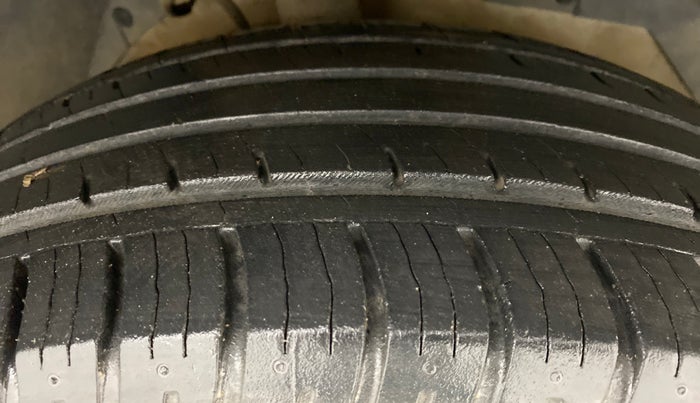2017 Mahindra XUV500 W4, Diesel, Manual, 23,412 km, Right Front Tyre Tread