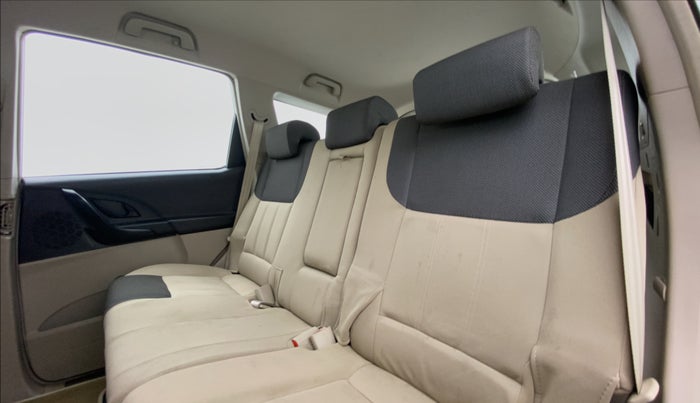 2017 Mahindra XUV500 W4, Diesel, Manual, 23,412 km, Right Side Rear Door Cabin
