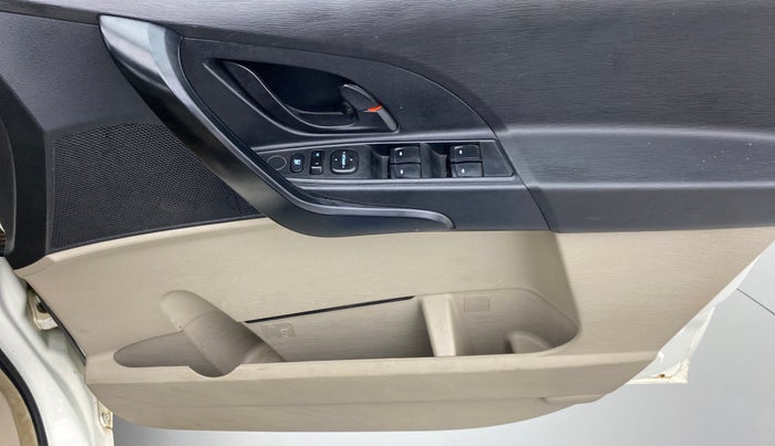 2017 Mahindra XUV500 W4, Diesel, Manual, 23,412 km, Driver Side Door Panels Control