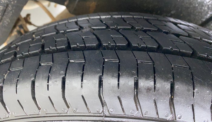 2015 Maruti Swift LXI D, Petrol, Manual, 68,319 km, Left Rear Tyre Tread