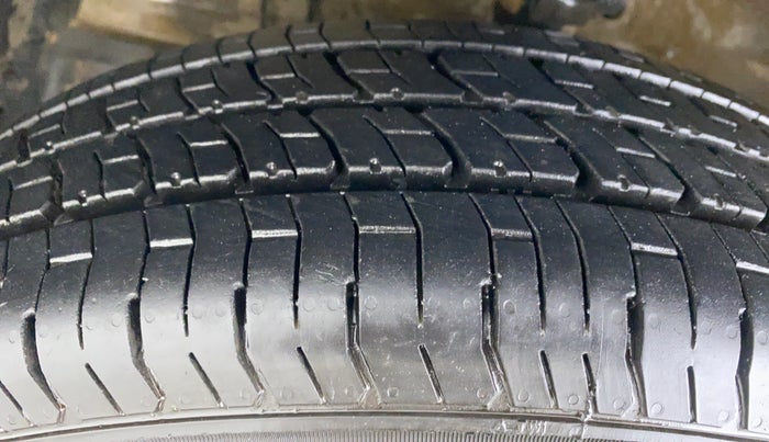 2015 Maruti Swift LXI D, Petrol, Manual, 68,319 km, Left Front Tyre Tread