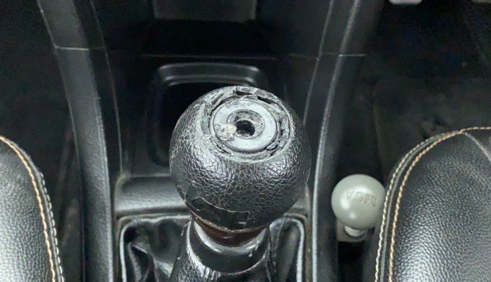 2015 Maruti Swift LXI D, Petrol, Manual, 68,319 km, Gear lever - Knob cover torn