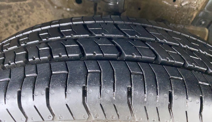 2015 Maruti Swift LXI D, Petrol, Manual, 68,319 km, Right Front Tyre Tread