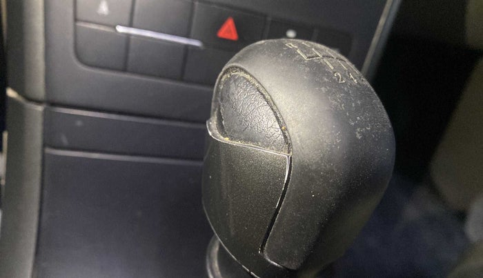 2016 Mahindra XUV500 W6 4X2, Diesel, Manual, 78,794 km, Gear lever - Knob has minor damage