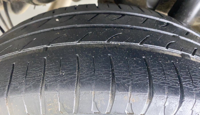 2016 Mahindra Kuv100 K6 6 STR, Petrol, Manual, 43,713 km, Left Rear Tyre Tread