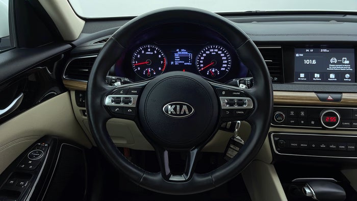 KIA CADENZA-Steering Wheel Close-up