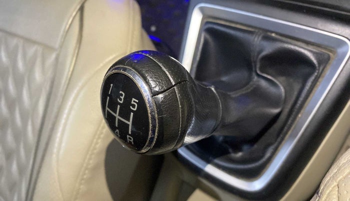 2017 Maruti Dzire ZXI, Petrol, Manual, 72,173 km, Gear lever - Knob has minor damage