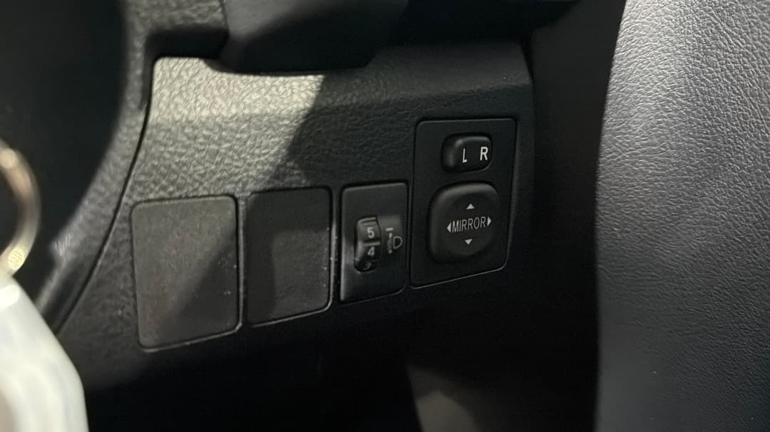 2017 Toyota Corolla Ascent Sport, Automatic, 105719 km, Utility Switches/Buttons