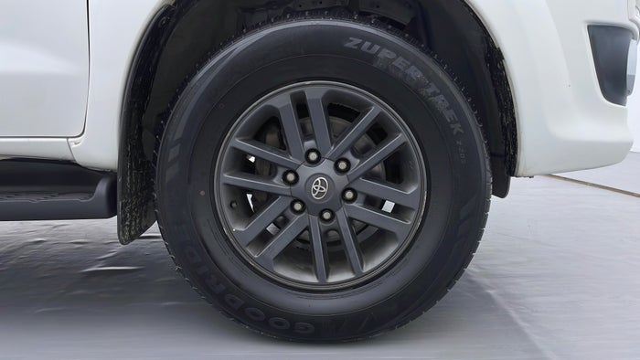 TOYOTA FORTUNER-Right Front Tyre