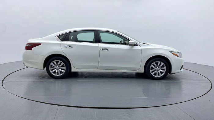 NISSAN ALTIMA-Right Side View