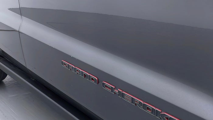 JEEP GRAND CHEROKEE-Door Exterior RHS Front Scratch