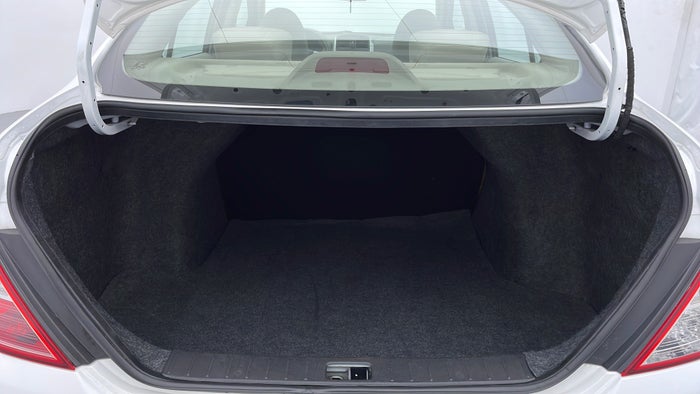 NISSAN SUNNY-Boot Inside View