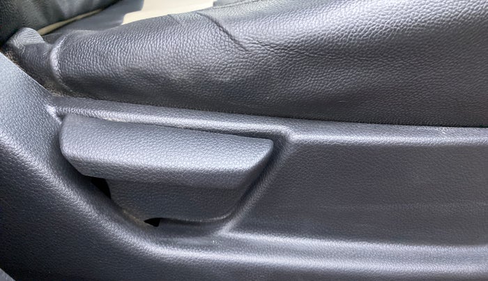 2017 Hyundai Eon ERA PLUS, Petrol, Manual, 44,227 km, Driver Side Adjustment Panel