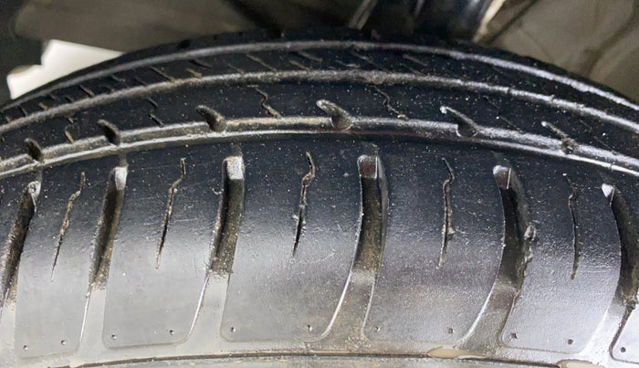 2019 Maruti Swift LXI D, Petrol, Manual, 31,846 km, Left Front Tyre Tread