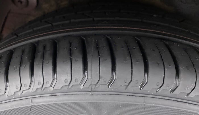 2014 Hyundai Verna FLUIDIC 1.4 VTVT CX, Petrol, Manual, 41,696 km, Right Rear Tyre Tread