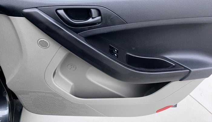 2018 Tata NEXON XE, Petrol, Manual, 31,014 km, Driver Side Door Panels Control